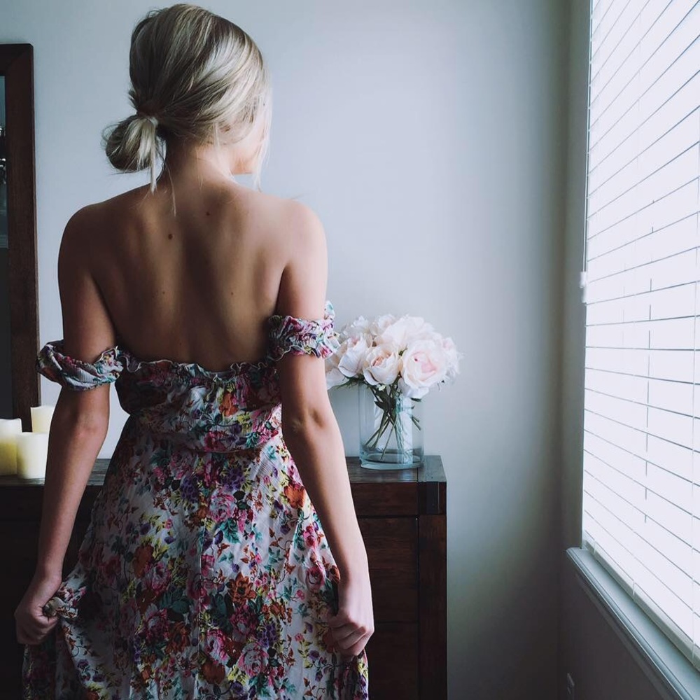 Welcome! Like this listing to bookmark my closet❣️